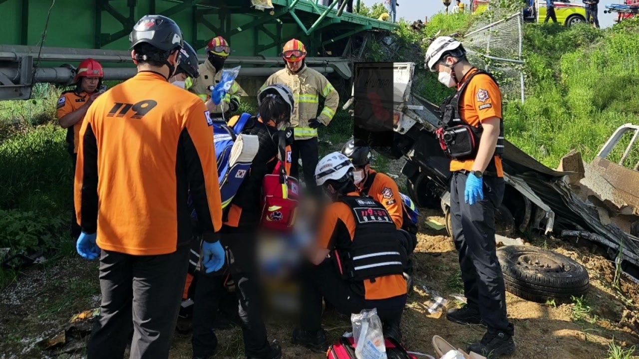 철길 건널목 건너던 화물차, 무궁화호 열차와 충돌...60대 운전자 숨져 / YTN