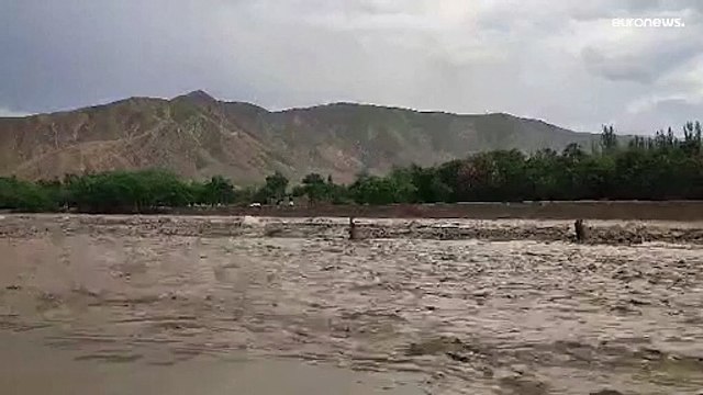 شاهد: جرفت كل شيء في طريقها.. فيضانات مُفاجئة تضرب شمال أفغانستان وتودي بحياة 50 شخصاً