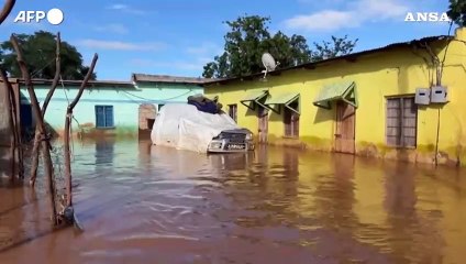 Inondazioni in Kenya, i bambini di Garissa giocano nell'acqua alta