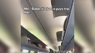 Mulher viraliza ao dormir em compartimento de bagagem de avião