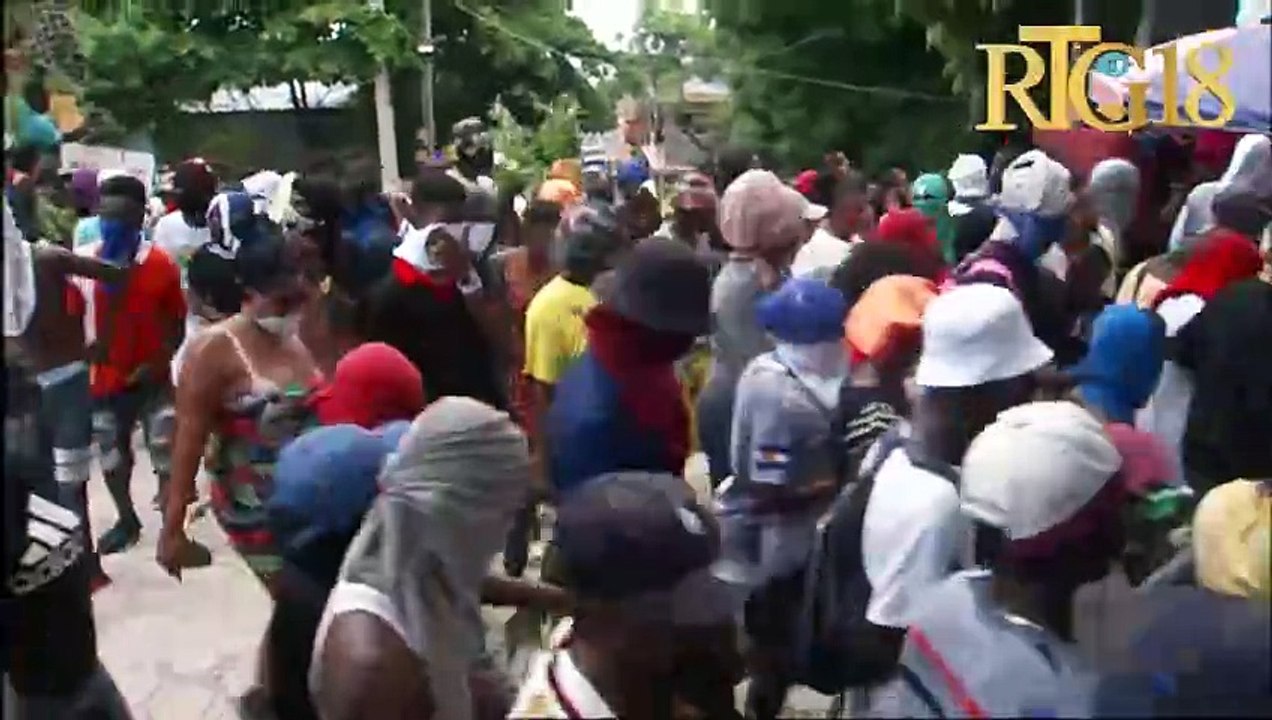 Manifestasyon plizyè santèn moun nan zòn Fontamara, Matisan ak Kafou pou mande lapè nan katye yo.