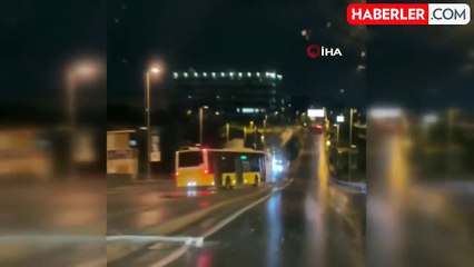 Tải video: Maltepe'de faciadan dönüldü: Motosikletli otobüsün altında kalmaktan son anda kurtuldu