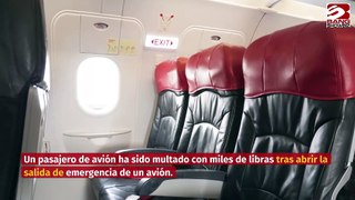 Hombre abre la puerta de emergencia de un avión para 'tomar el aire'