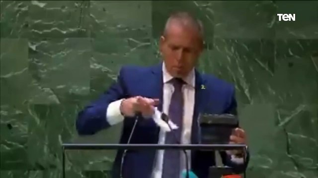 عقب تصويت الأمم المتحدة لصالح عضوية فلسطين.. سفير إسرائيل لدى الأمم المتحدة يمزق ميثاق المنظمة