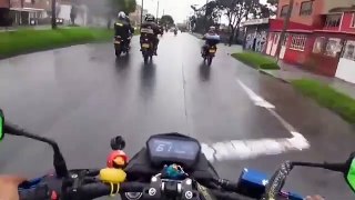 Varios motociclistas resbalaron en un pavimento mojado; todo quedó grabado por un conductor