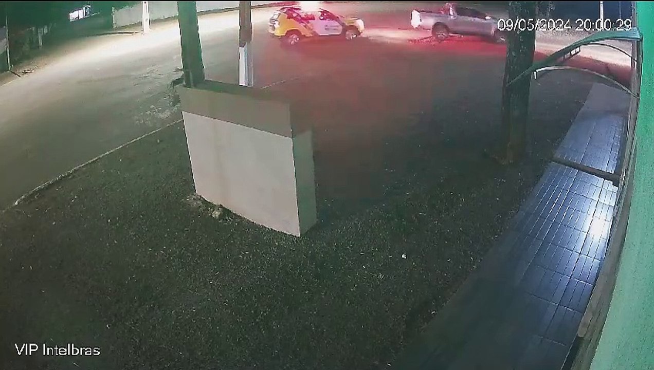 Motorista de camioneta e policiais trocam tiros em abordagem na região de CM