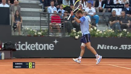 Moutet's phone alarm hilariously stops play