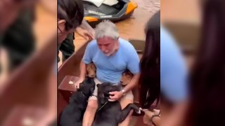 El hombre que arriesgó su vida en las inundaciones para rescatar a sus perros en Brasil
