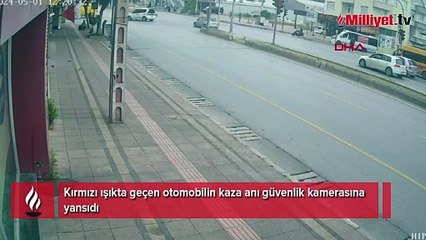 Kırmızı ışıkta geçen otomobilin kaza anı kameraya yansıdı