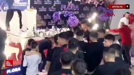 Damadın arkadaşlarından geldiğinde 'mezar taşı' şakası