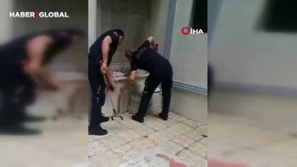 Bursa'da site bahçesine saklanan yılan deliğinden böyle çıkarıldı