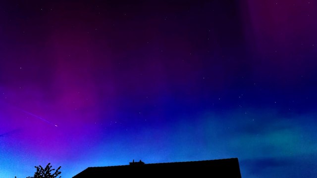 Une tempête solaire génère un ciel multicolore