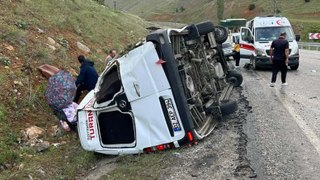 Malatya'da minibüs devrildi: 1'i ağır, 15 yaralı