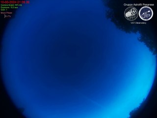 Spettacolare aurora boreale illumina i cieli pesaresi e fa impazzire gli appasionati