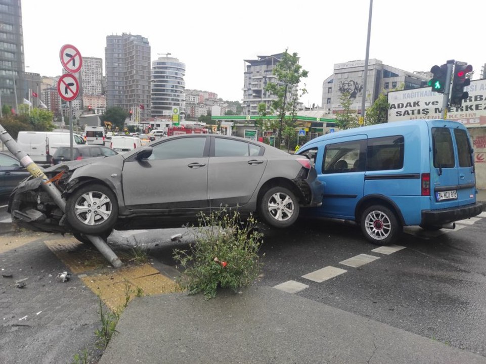 Kağıthane’de kırmızı ışıkta bekleyen araçlara çarptı