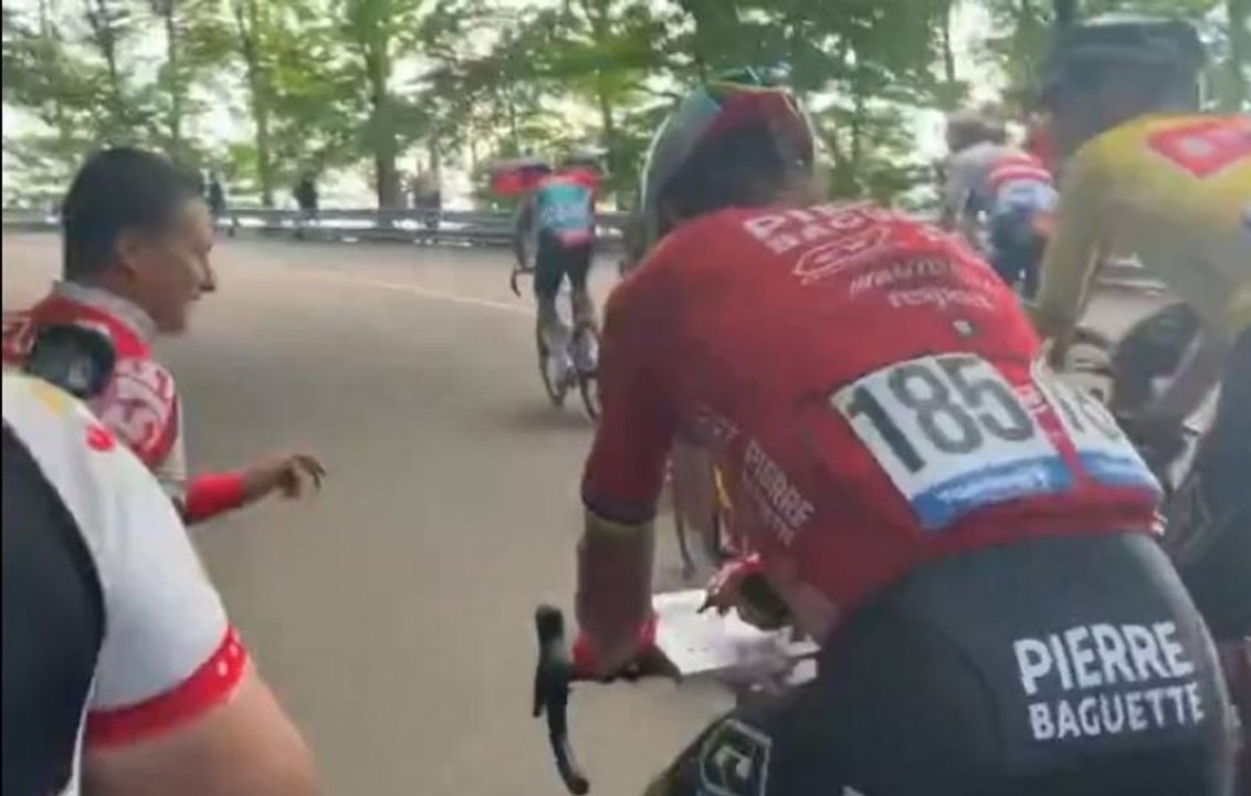 Cyclisme - Tour de Hongrie 2024 - Peter Sagan dédicace son livre à un fan... en pleine étape