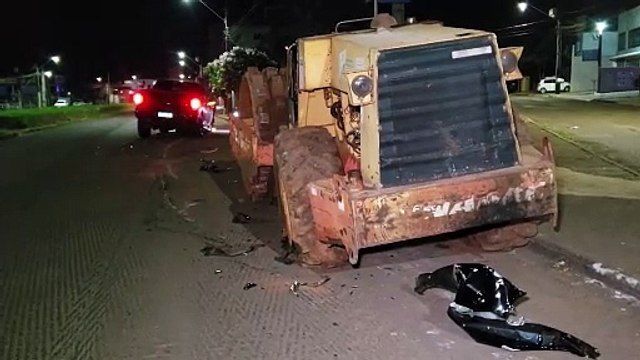 Dodge RAM fica destruída ao atingir máquina de rolo compactador na Avenida Carlos Gomes