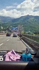 Lecco, in bici sul Terzo ponte della Statale 36: ''E' impazzito!''