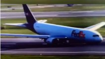 Istanbul Airport, a Boeing plane lands after a failure in the landing gear