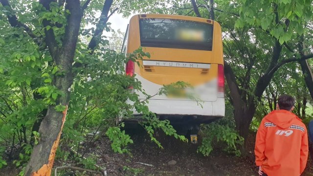 마을버스가 인도로 돌진 2명 부상... 빗길에 미끄러져 / YTN