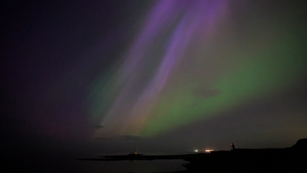 Northern Lights captured over Whitley Bay lighthouse in incredible timelapse video
