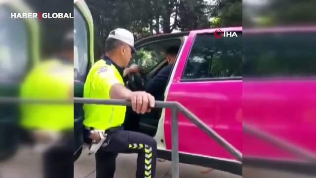 Simülasyon aracında emniyet kemeri takmayınca olanlar oldu, bildiği tüm duaları okudu