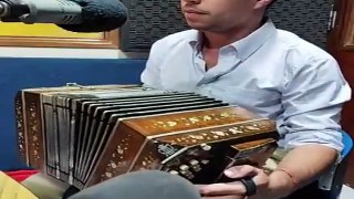 Felipe Barboza y su acordeón en Radio Tacuarembó, previo a su actuación en el Teatro Escayola