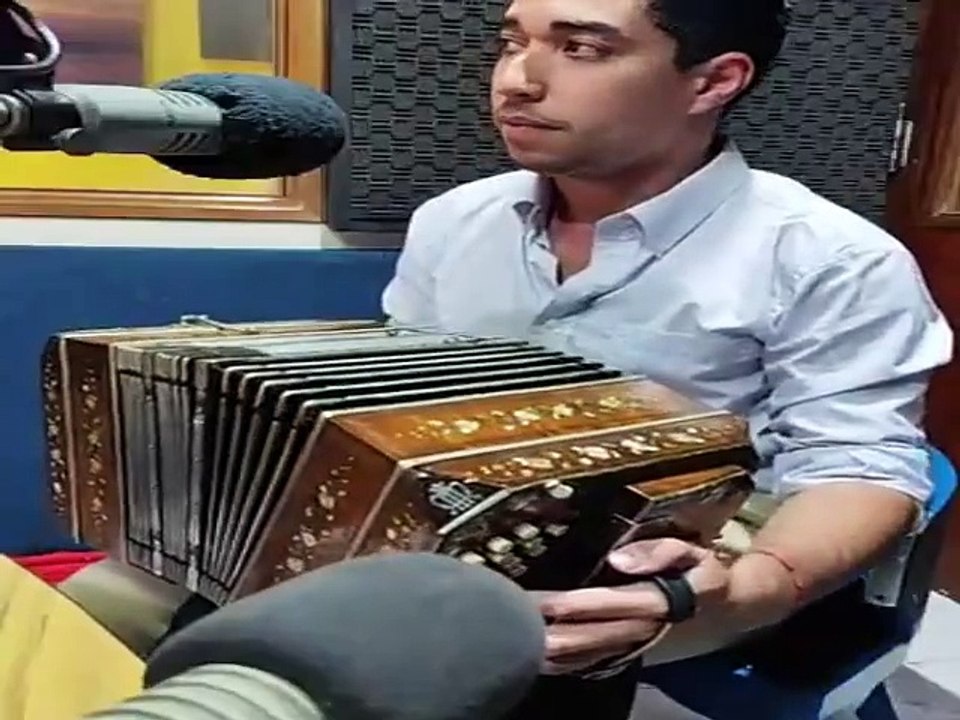 Felipe Barboza y su acordeón en Radio Tacuarembó, previo a su actuación en el Teatro Escayola