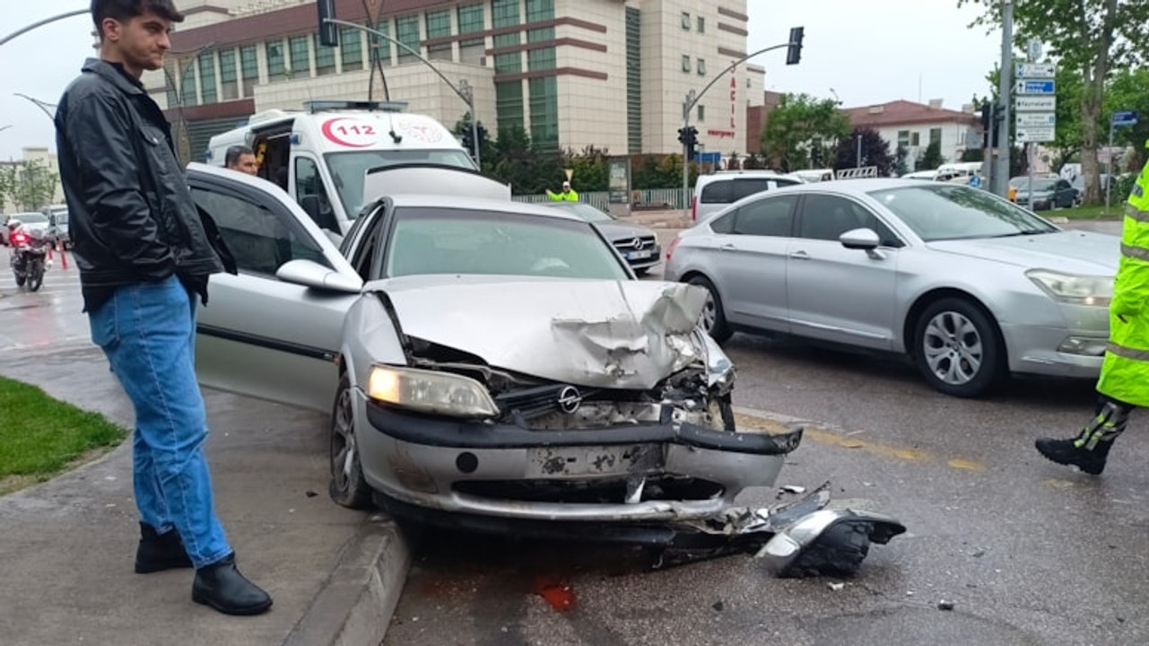 Dikkatsiz dönüş kazaya neden oldu: 3 yaralı