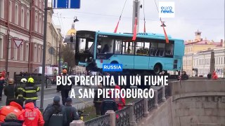 San Pietroburgo, autobus precipita in un fiume
