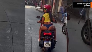 アニッタがブラジルでショートパンツを履いてバイクに乗る - あまりにも露出が多いかもしれない
