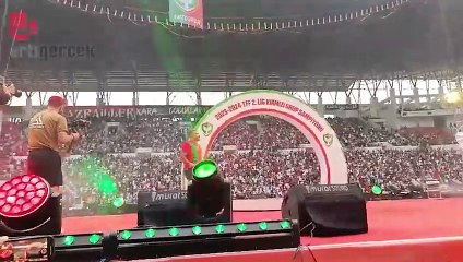 Kupa töreni öncesi sanatçı Kadir Çat sahne aldı.