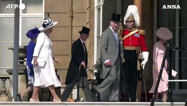 Regno Unito, prima festa in giardino dell'anno per Carlo e Camilla