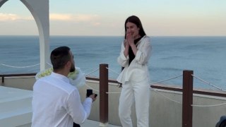 Seascape becomes the stage for a romantic proposal with flowers and a ring