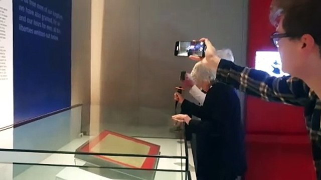 A Londres, deux militantes écologiste, âgées de plus de 80 ans, inculpées pour avoir tenté de s’attaquer au texte fondateur de la démocratie moderne