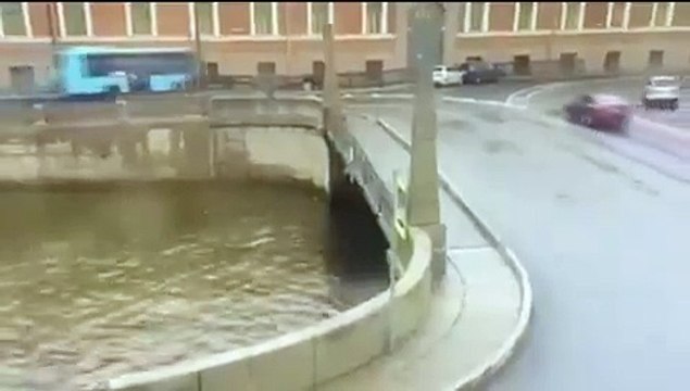 Tragedia en Rusia: un colectivo cayó a un río, se hundió y murieron siete pasajeros