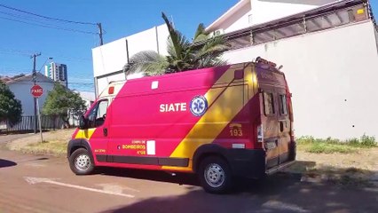 Enquanto brincava com criança, mulher machuca as costas