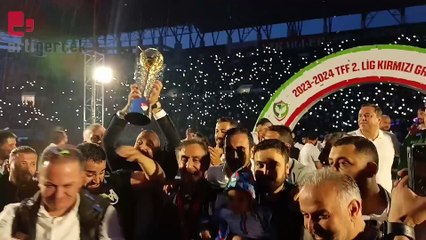 1. Lige'e yükselen Amedspor şampiyonluk kupasını kaldırdı.