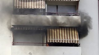 Los bomberos actúan en el incendio de un toldo en la avenida de Ollerías