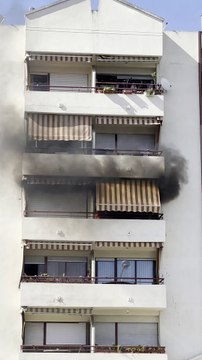 Los bomberos actúan en el incendio de un toldo en la avenida de Ollerías