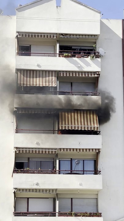 Los bomberos actúan en el incendio de un toldo en la avenida de Ollerías