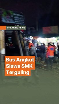 Bus Angkut Siswa SMK Terguling