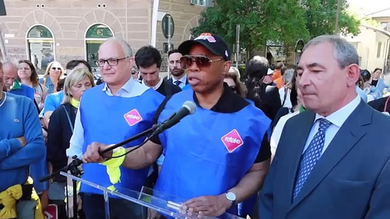 Roberto Gualtieri e Eric Adams alla pulizia di piazza San Cosimato