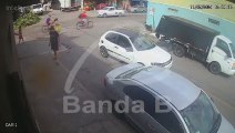 Imagens mostram homem invadindo panificadora e atirando contra rival em São José dos Pinhais