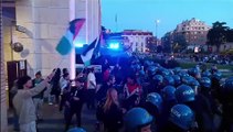 Gli attivisti pro Palestina davanti alla Sapienza dopo il corteo: «Restiamo qui, vogliamo entrare»