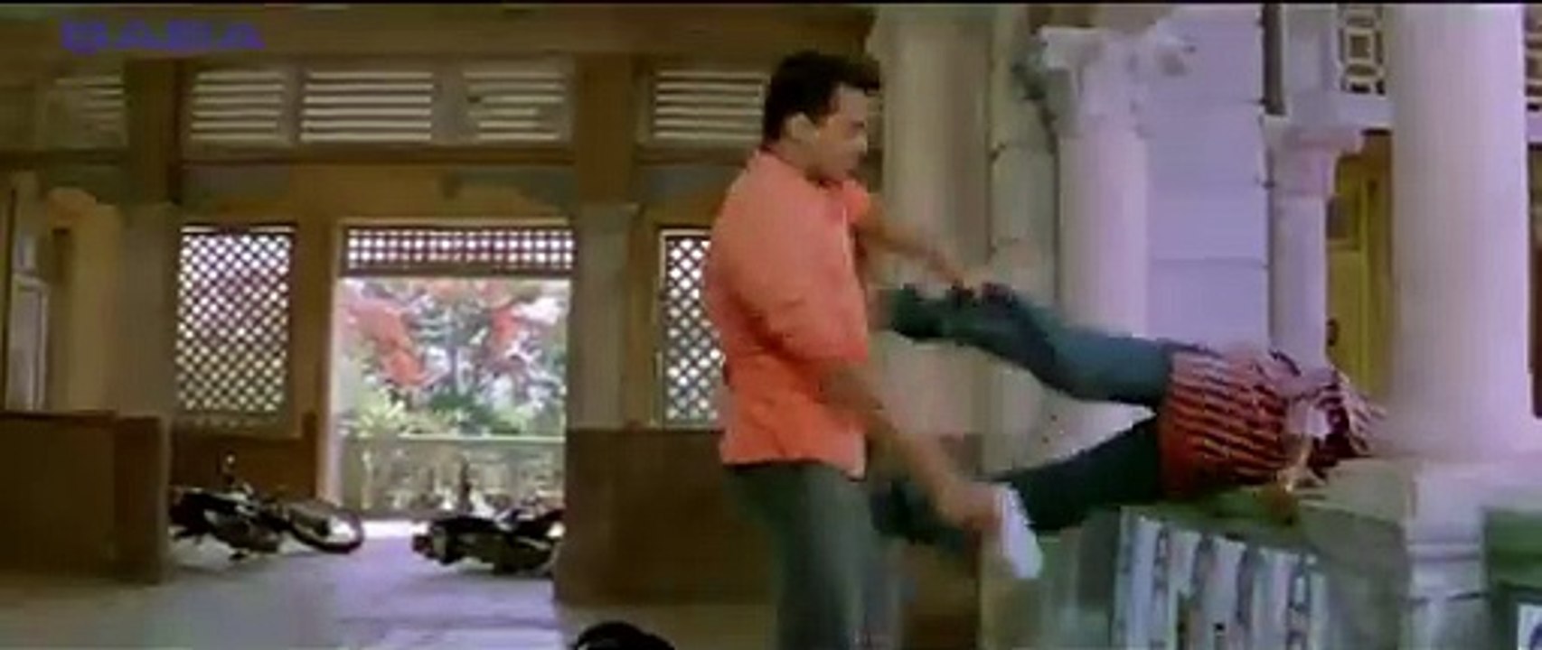 Salman_Khan_Action_Scene___Johnny_Lever___Rajpal_Yadav___Tumko_Na_Bhool_Paayenge_Action_Scene(360p)