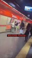 Roma, turisti derubati cercano di bloccare borseggiatrice nella metro: ecco il video