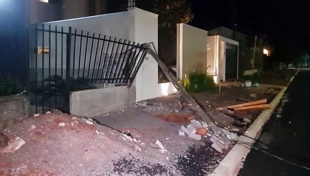 Atenção motoristas! Caminhão derruba poste no Maria Luiza e fios ficam espalhados sobre a via