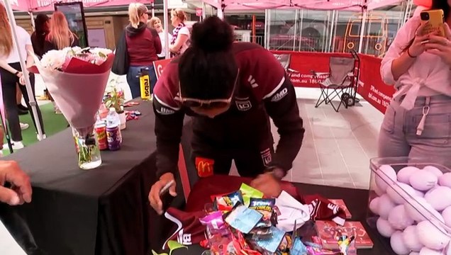 QLD Womens State of Origin team attract fans at Queens street mall