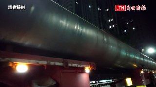 兩個50米長「龐然大物」上街頭 網驚：海鯤號的秘密武器？(讀者提供)
